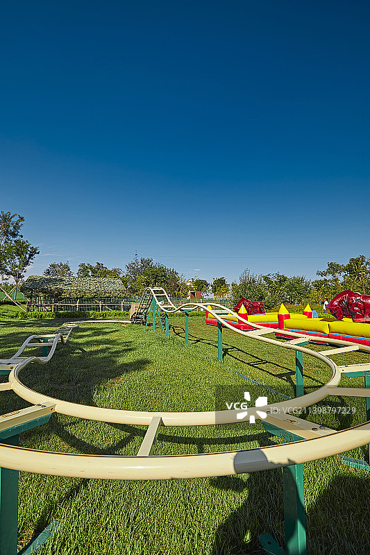 郊外住宅小区休闲公园娱乐设施图片素材