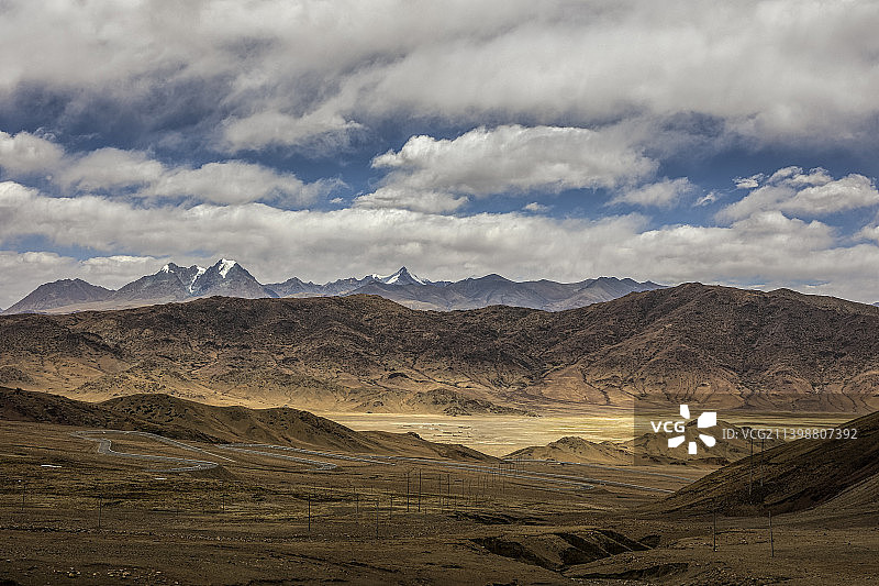 中国西藏日喀则萨嘎县的雪山图片素材