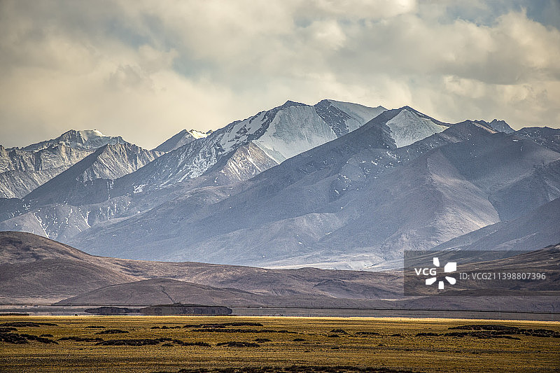 中国西藏日喀则萨嘎县的雪山图片素材