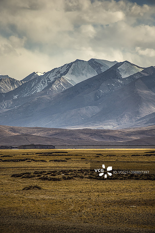 中国西藏日喀则萨嘎县的雪山图片素材