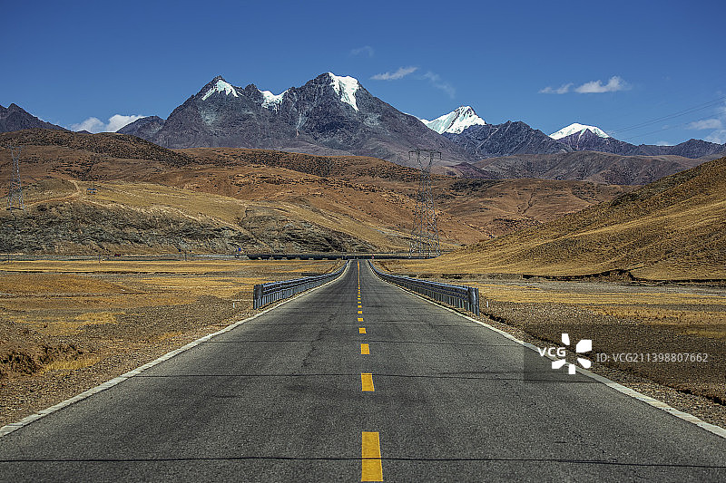 中国西藏日喀则萨嘎县的雪山与公路图片素材