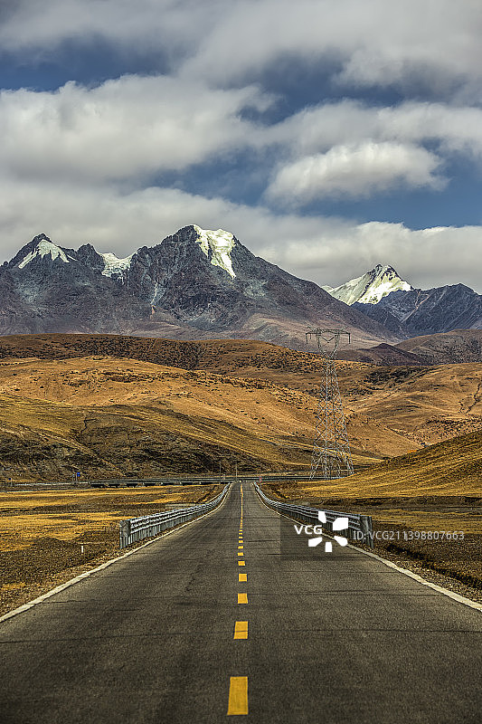 中国西藏日喀则萨嘎县的雪山与公路图片素材