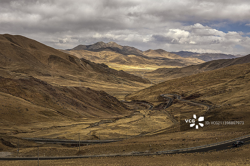 中国西藏日喀则萨嘎县的山地与盘山路图片素材