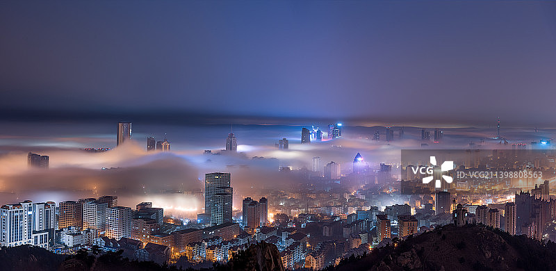 城市平流雾夜景图片素材