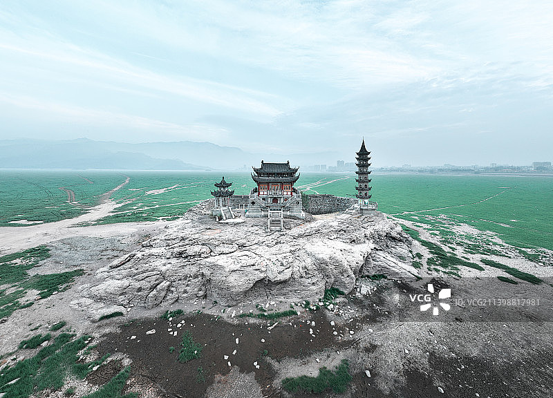 江西九江庐山市星子县鄱阳湖落星墩落星石德星山枯水期旱情旱灾干枯图片素材