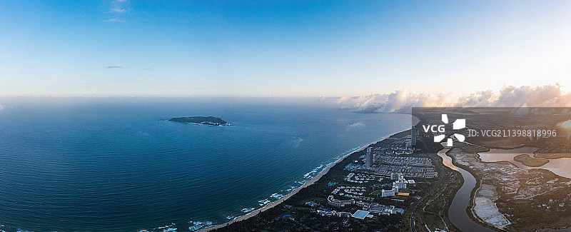 海南省三亚市海棠区海棠湾五星级酒店和蜈支洲岛全景航拍图片素材