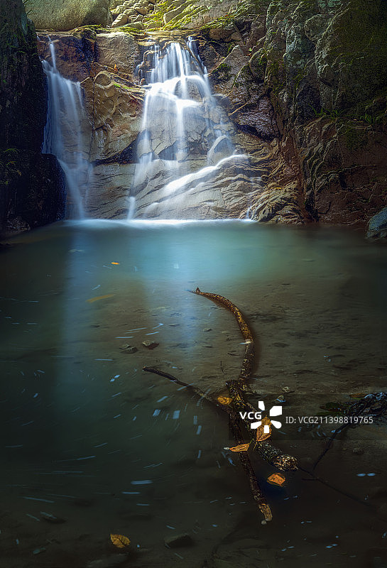 林间秘境--湖北黄冈英山十里桃花溪瀑布图片素材