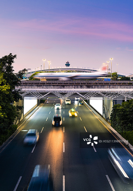 飞机滑行过立交桥机场高速航站楼图片素材