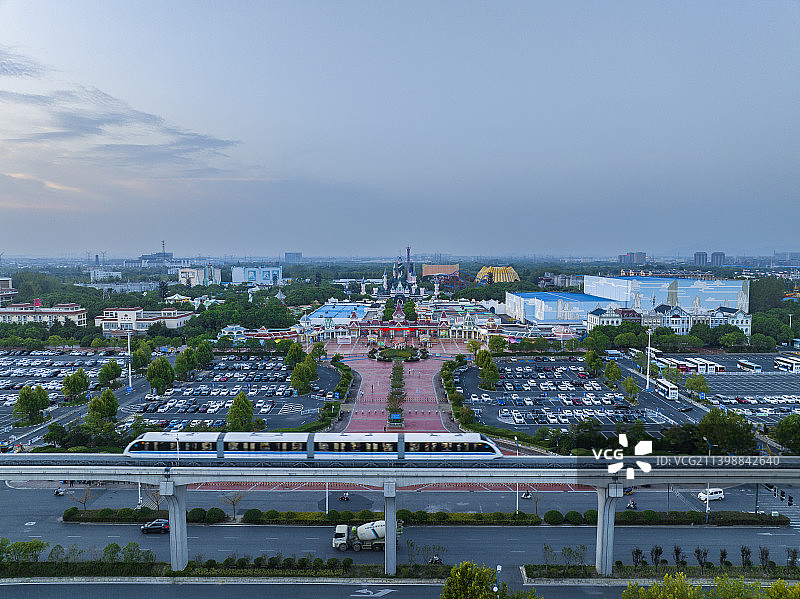 芜湖方特梦幻王国轻轨同框图片素材