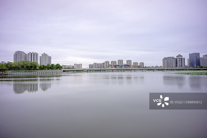 扬州明月湖边的现代建筑群图片素材