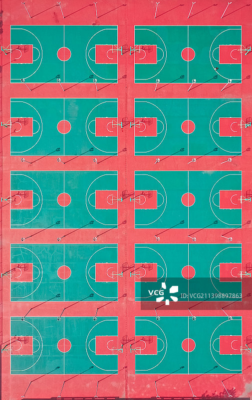 上帝视角航拍蓝球场的几何与色彩图片素材