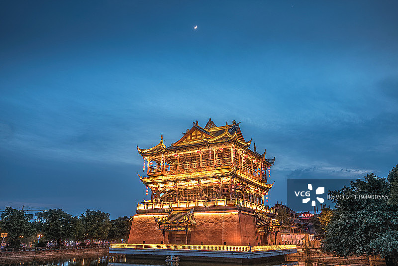 成都著名景点洛带古镇五凤楼夜景图片素材