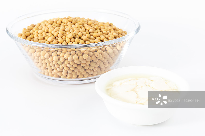 白色背景中的黄豆与豆腐花图片素材