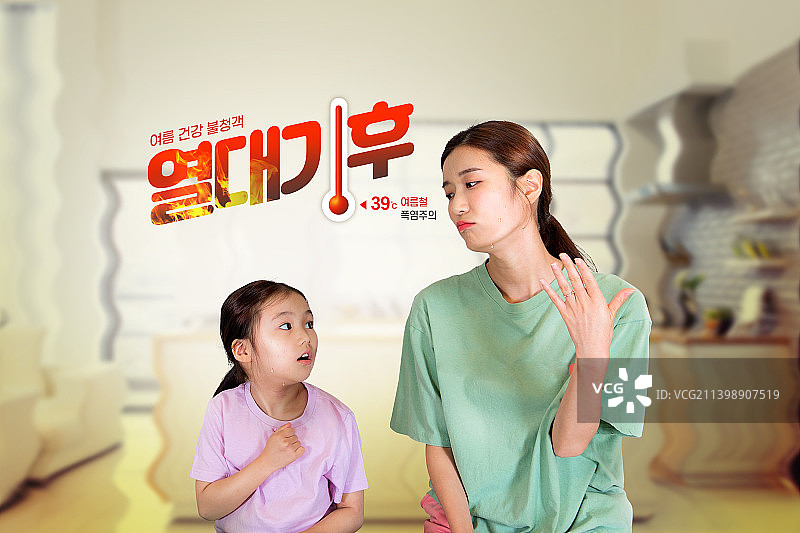 亚洲妈妈和女儿在酷暑中感到难受图片素材