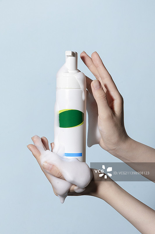 手部动作系列：使用泡沫洁面乳图片素材