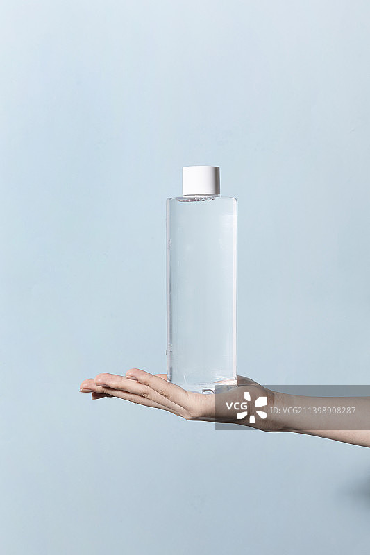 美手部动态系列_手持爽肤水图片素材