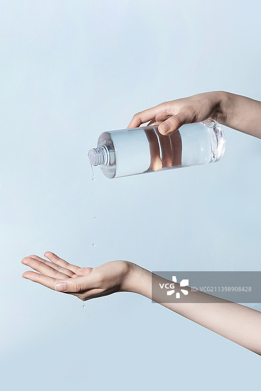 使用爽肤水的美手部动作系列图片素材