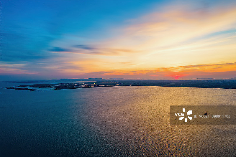 航拍江苏苏州吴江东太湖苏州湾城市自然风景图片素材