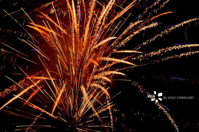 佳节盛典欢庆日 流光溢彩满夜空图片素材