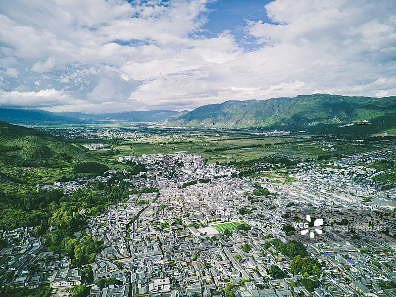 云南丽江古城区，航拍蓝天白云下的束河古镇图片素材