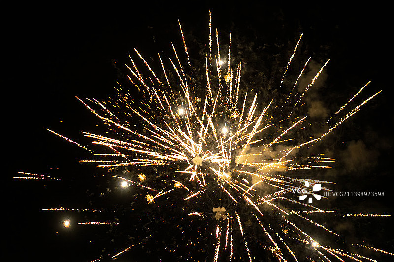 夜空中绽放的烟花图片素材