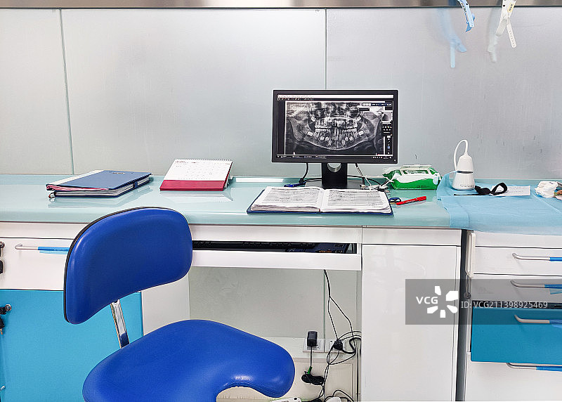 医学：牙科医生的办公区域，电脑上的一张儿童乳牙与恒牙CT照片图片素材