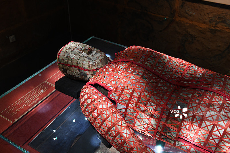 中国广东广州西汉南越王博物馆丝缕玉衣图片素材