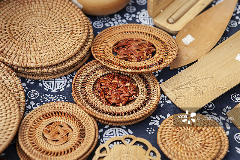 2022年1月，四川省成都市崇州市道明竹艺村，竹编工艺品，竹编艺术，竹编手工艺，竹编玩具，竹编摆件，图片素材