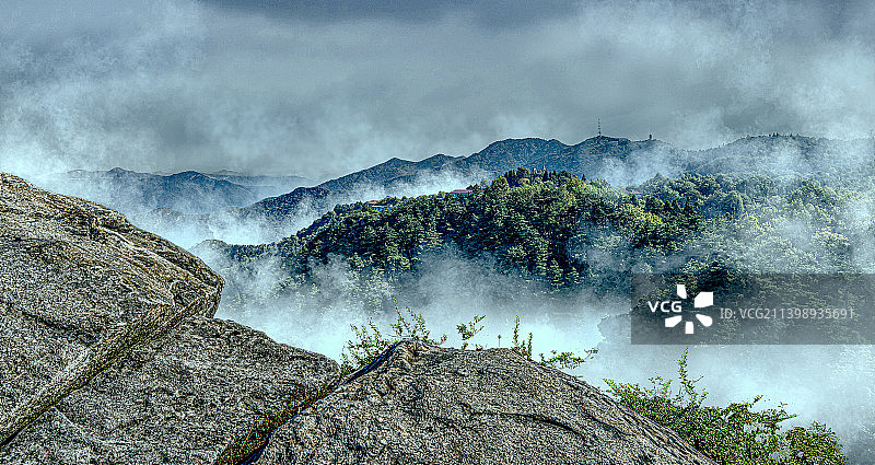 雨后信阳鸡公山南街别墅群风光图片素材