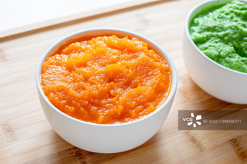 一碗营养美味的婴儿辅食蔬菜泥胡萝卜泥图片素材