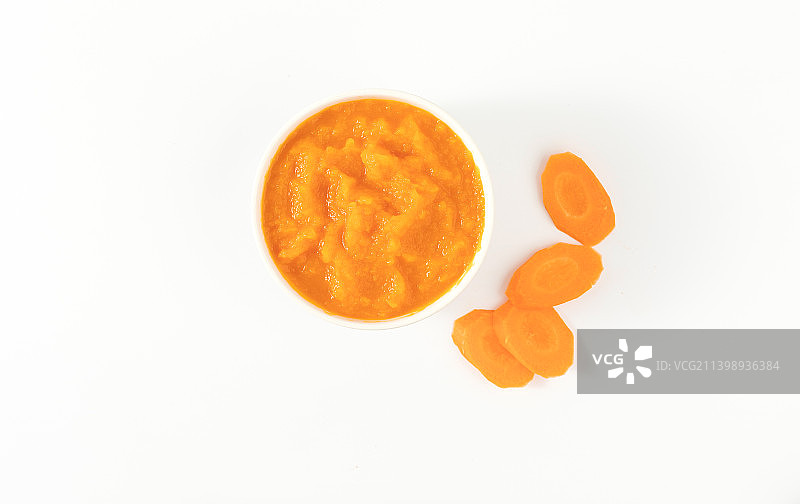 白色背景中一碗婴儿辅食胡萝卜泥图片素材