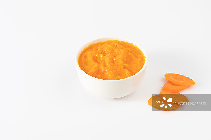 白色背景中一碗婴儿辅食胡萝卜泥图片素材
