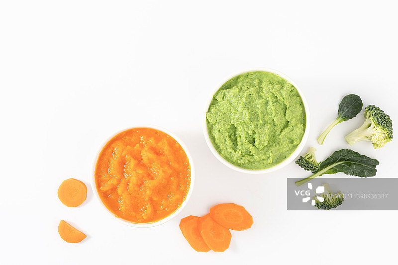 白色背景中的婴儿辅食西兰花泥和胡萝卜泥图片素材