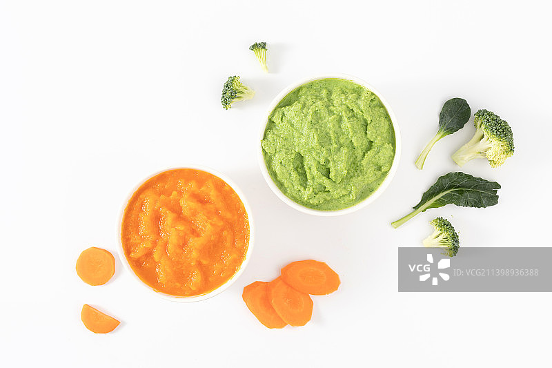 白色背景中的婴儿辅食西兰花泥和胡萝卜泥图片素材