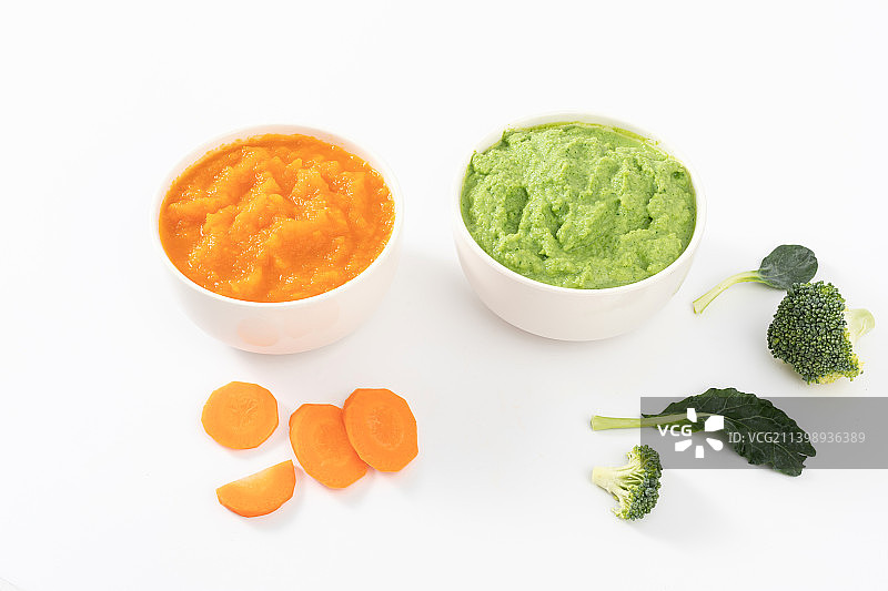 白色背景中的婴儿辅食西兰花泥和胡萝卜泥图片素材