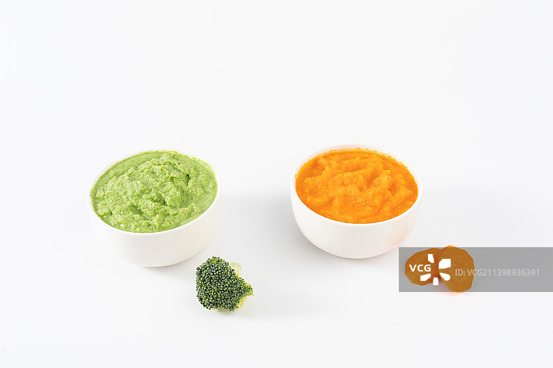 白色背景中的婴儿辅食西兰花泥和胡萝卜泥图片素材