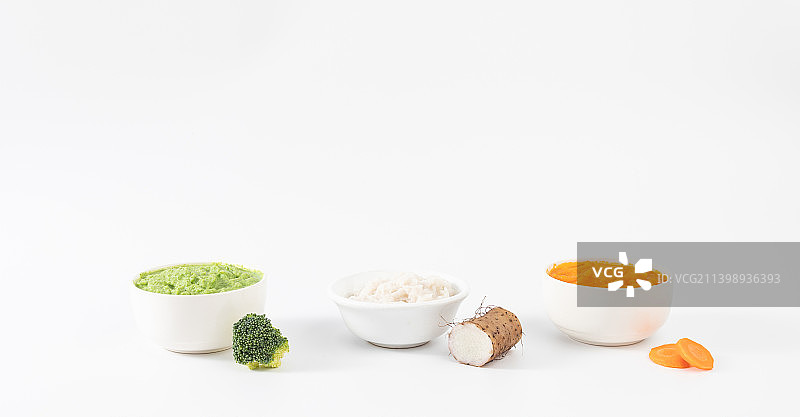 白色背景中三碗婴儿辅食蔬菜泥图片素材