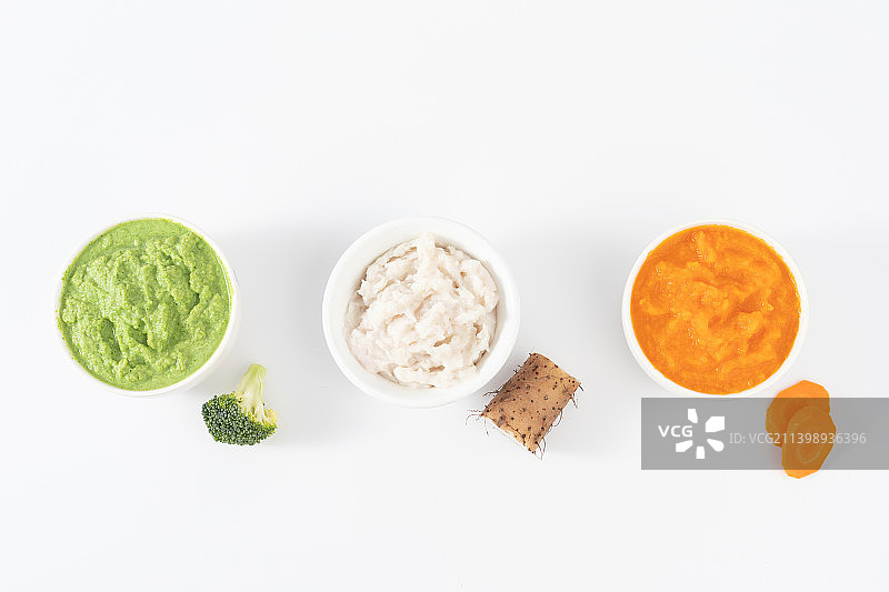 白色背景中三碗婴儿辅食蔬菜泥图片素材