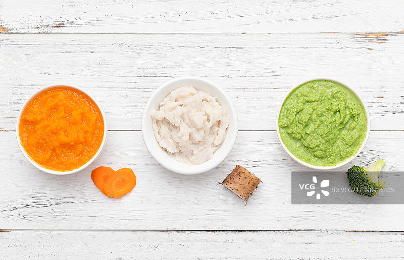 白色背景中三碗婴儿辅食蔬菜泥图片素材