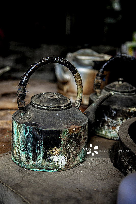 2022年1月，四川省成都市崇州市元通古镇，古茶铺，古茶坊，铜壶，烧水壶，古董，灶台，炉台，烧开水，图片素材