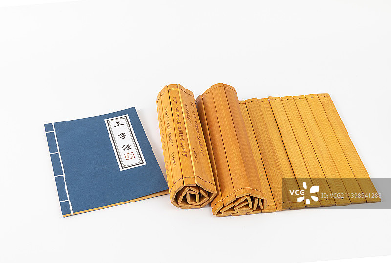 白色背景中的中国古代竹简和书籍图片素材
