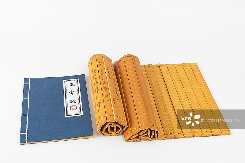 白色背景中的中国古代竹简和书籍图片素材