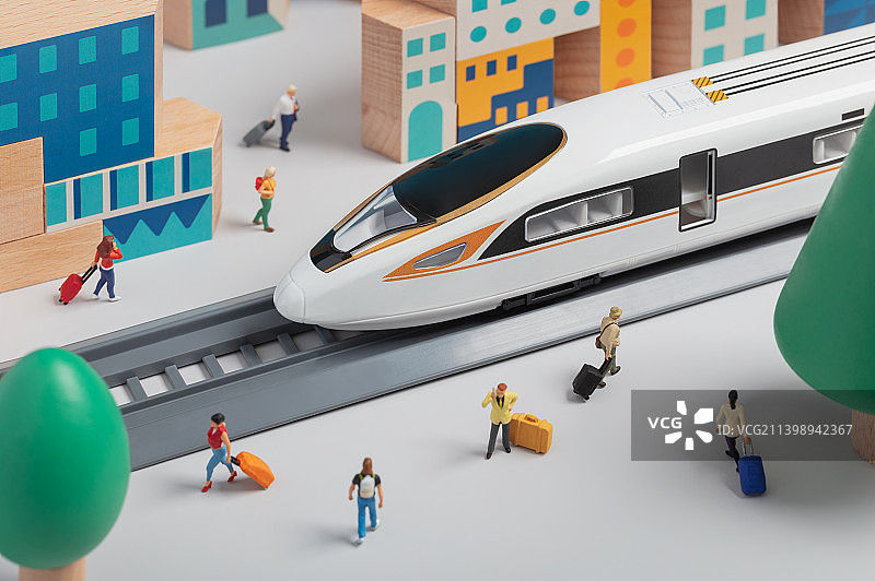微缩创意糖果色城市与高铁出行图片素材