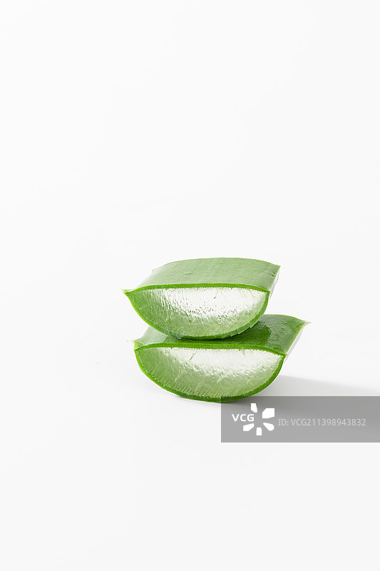 白色背景中的一罐新鲜切开的芦荟肉图片素材