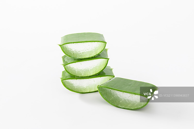 白色背景中的一罐新鲜切开的芦荟肉图片素材