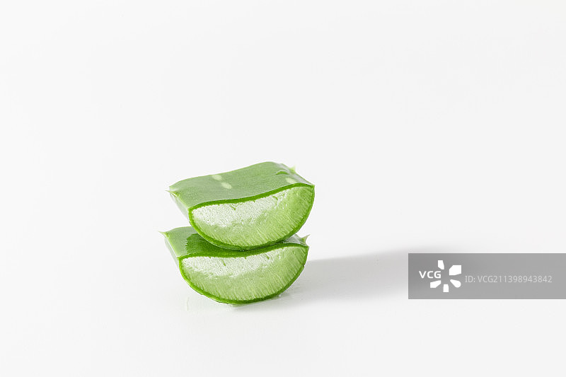 白色背景中的一罐新鲜切开的芦荟肉图片素材