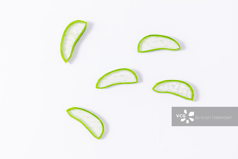 白色背景中的一罐新鲜切开的芦荟肉图片素材