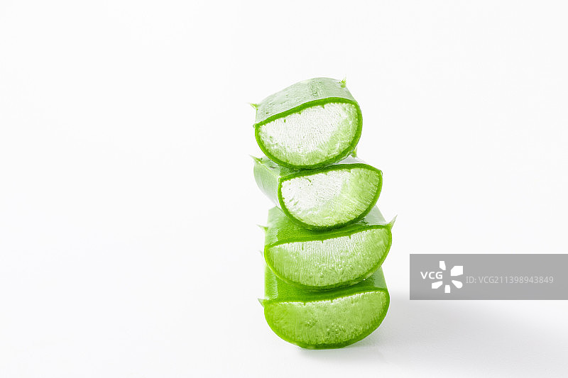 白色背景中的一罐新鲜切开的芦荟肉图片素材