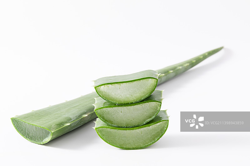 白色背景中的一罐新鲜切开的芦荟肉图片素材