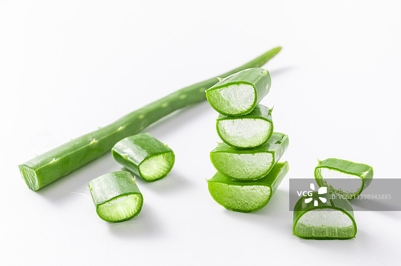 白色背景中的一罐新鲜切开的芦荟肉图片素材